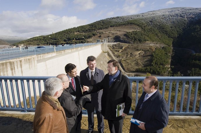 Rajoy en su visita a Itoiz.