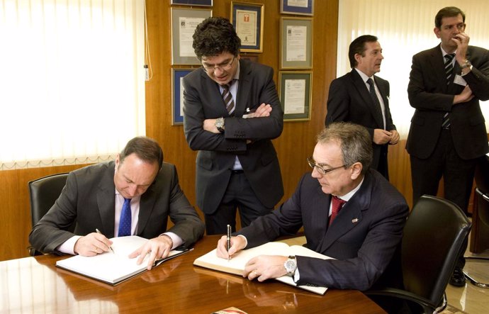 Los presidentes de Navarra y La Rioja firman en el libro de honor de Gutarra. 