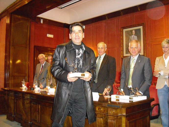 Joaquin Ganuza recibe la mención especial de los premios El Batefuegos de Oro 20
