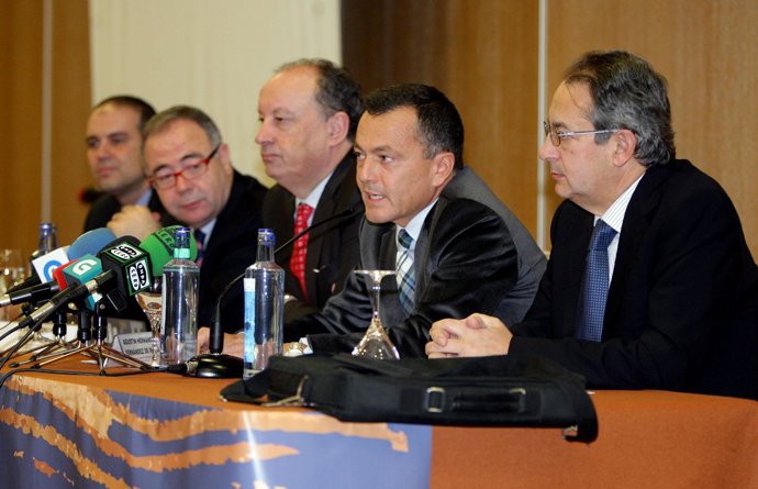 El director general de Infraestructuras Ferroviarias, al fondo, y el conselleiro