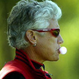 Una mujer masticando chicle