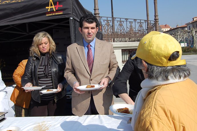 El alcalde de Alcalá participa en una degustación de cocido