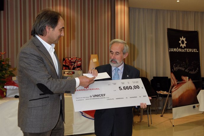 Clemente Garces entrega cheque a Unicef