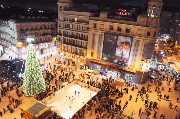 Árbol de Navidad y pista de patinaje en la plaza del Callao