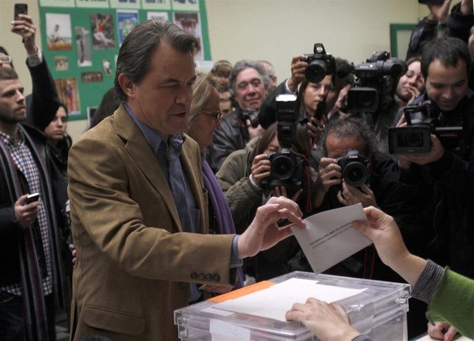 Mas vota en las elecciones catalanas 