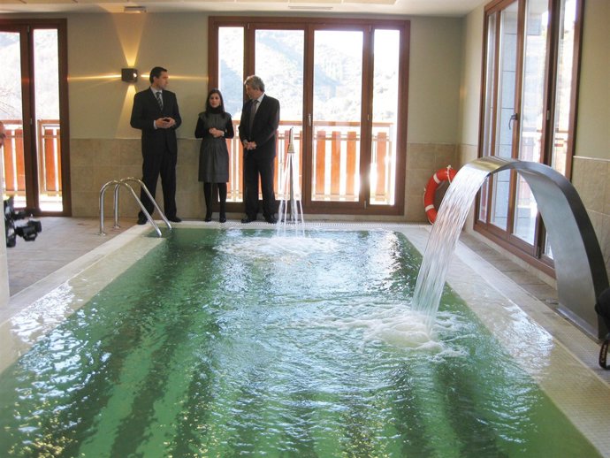 Miguel Martínez (i), Carolina Muñoz y Francisco Plaza visitan la piscina del nue