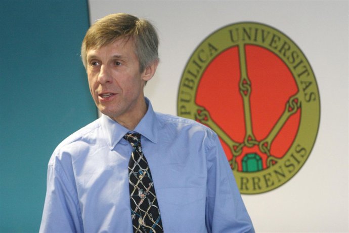 El profesor e investigador David Plackett, en la UPNA.