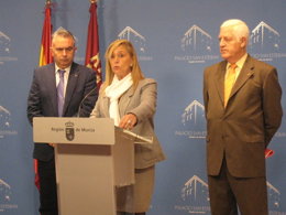 La consejera de Presidencia y Administraciones Públicas, María Pedro Reverte, ju