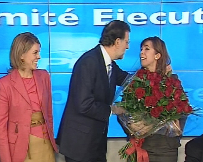 Rajoy felicita a Sánchez Camacho