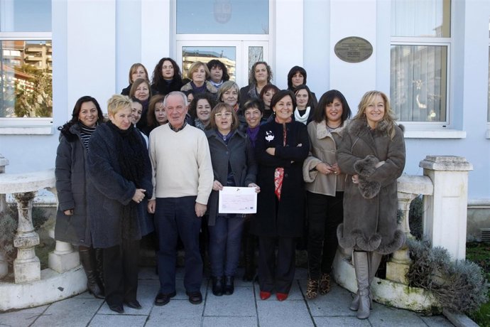 Gorostiaga y participantes en el taller de empleo de Colindres