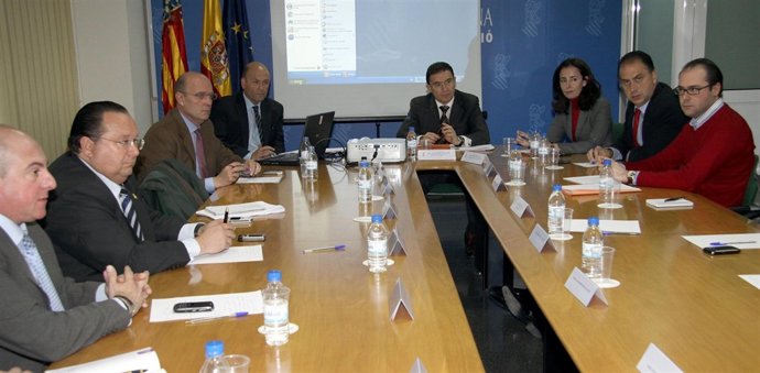 Reunión de Castellano con representantes de casales