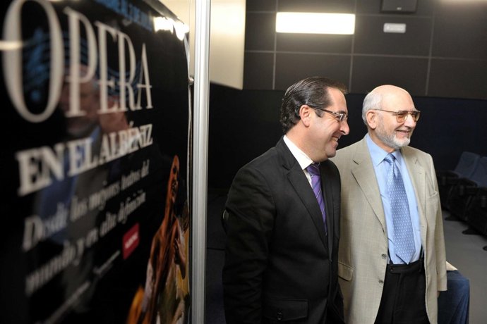 El delegado municipal de Cultura, Miguel Briones, y el director del Festival de 