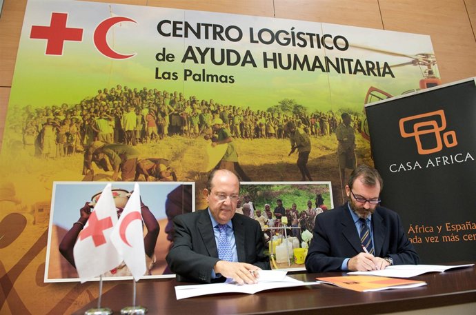 De izquierda a derecha, el presidente de Cruz Roja Española, Juan Manuel Suárez 