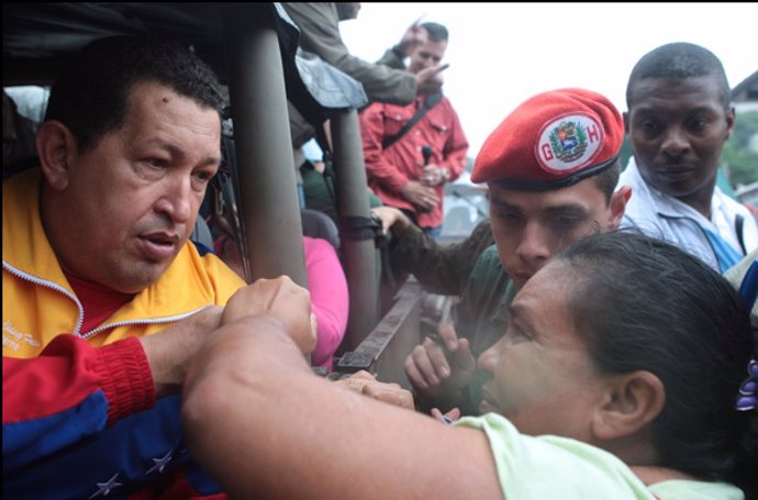 El presidente venezolano, Hugo Chávez, con los damnificados por las lluvias.