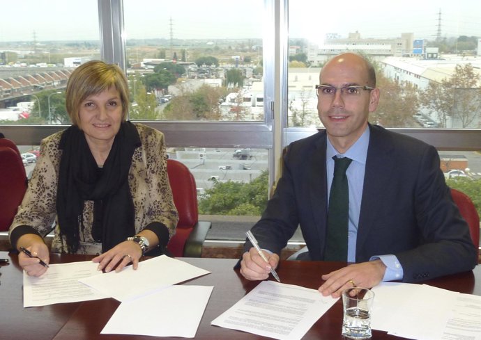 La directora general de Mercabarna, Montserrat Gil de Bernabé, y el subdirector 