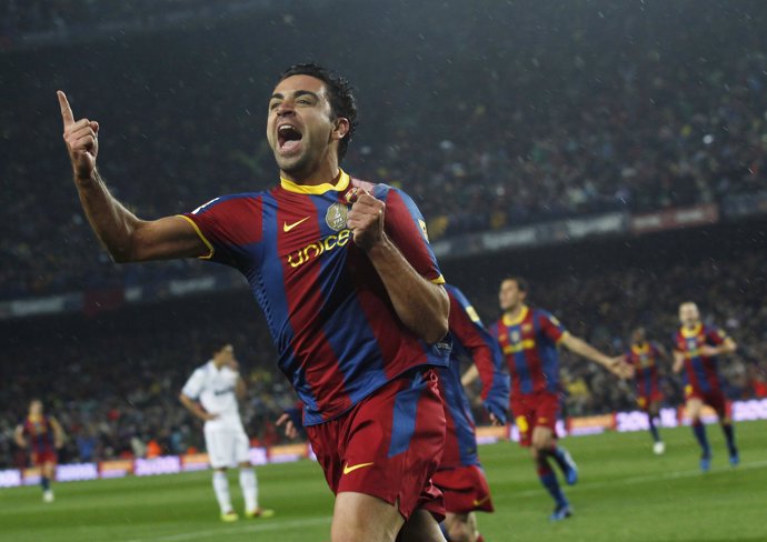 Xavi celebra el primero del Barça sobre el Madrid