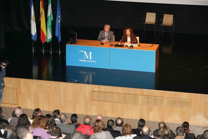 El presidente de la Diputación, Salvador Pendón y la delegada provincial de Econ