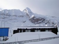 La nieve aisla varias casas en una aldea de Laza (Ourense) y dificulta la circulación en la red viaria