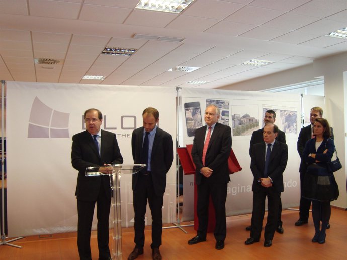 Juan Vicente Herrera (i), hoy durante la inauguración de Blom en Boecillo.