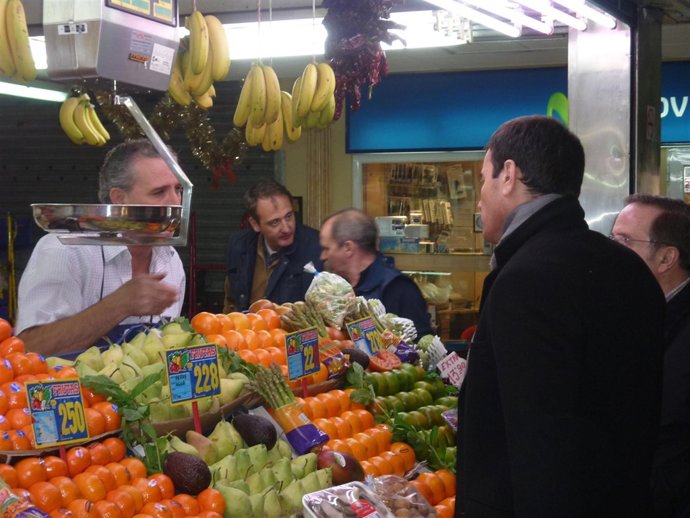 Tomás Gómez en el Mercado de San Blas