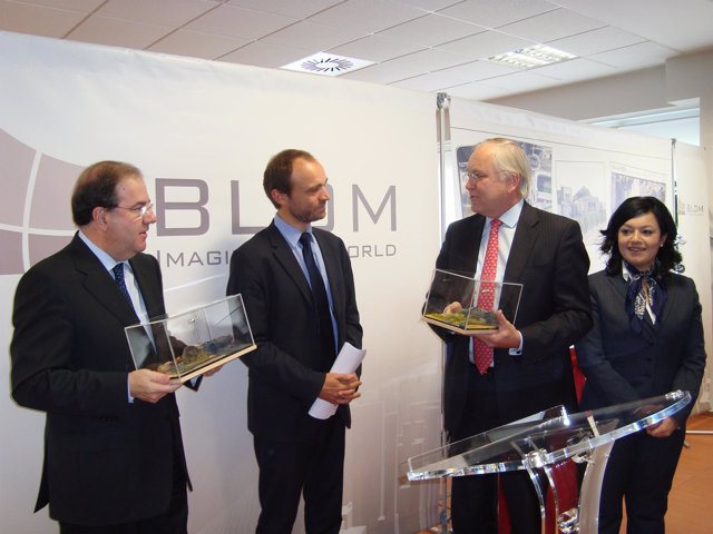 Juan Vicente Herrera, Jan O. Skybak y Torgeir Larsen, durante la inauguración de