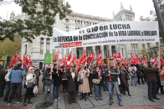 Manifestación de trabajadores del 010 frente al Ayuntamiento