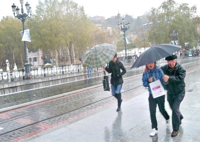 Lluvia sobre el puente de El Arenal.