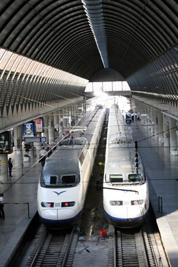 Un tren AVE en la estación de Santa Justa, en Sevilla.