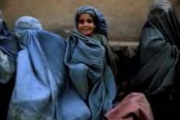Mujeres en una cola de comida en las afueras de Kandahar (2009)