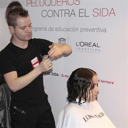 Comunicado De Prensa: LOS PROFESIONES DE LA PELUQUERÍA CORTAN CON EL SIDA
