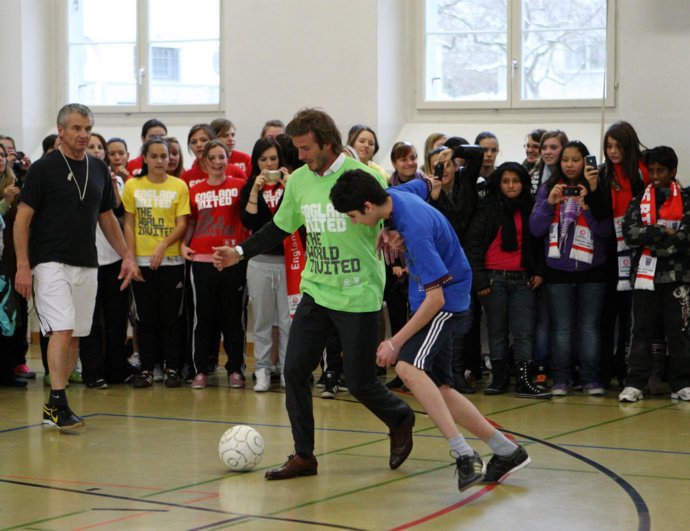 Bekcham juega al fútbol con los jóvenes suizos