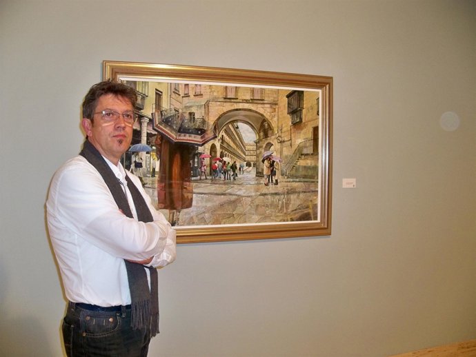 Antonio Varas posa junto a una de sus obras.