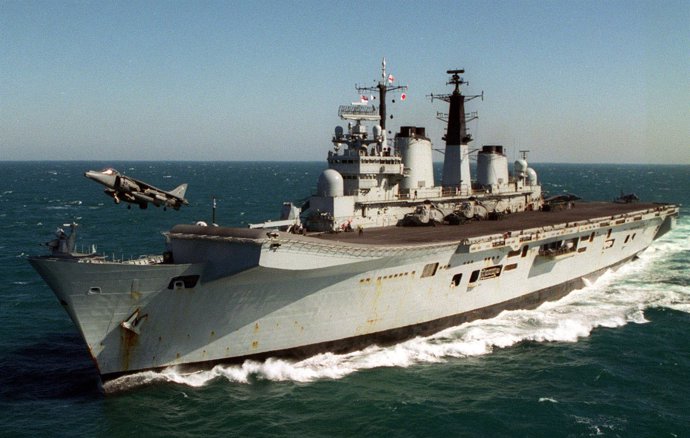 El portaaviones británico "Invincible"