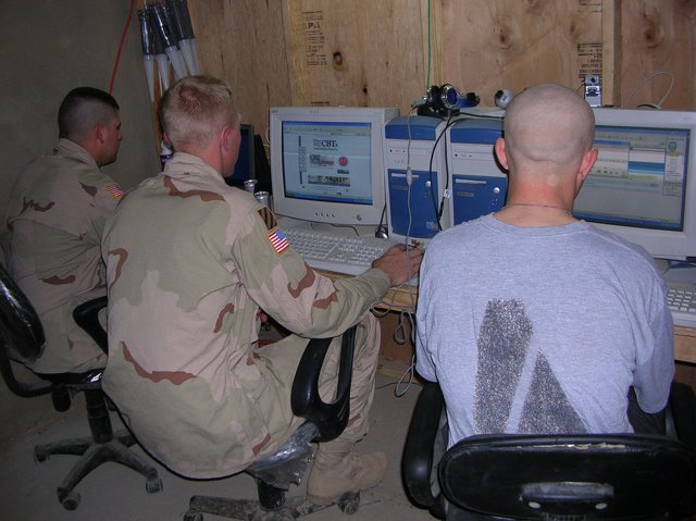 Soldados de Estados  Unidos utilizando ordenadores