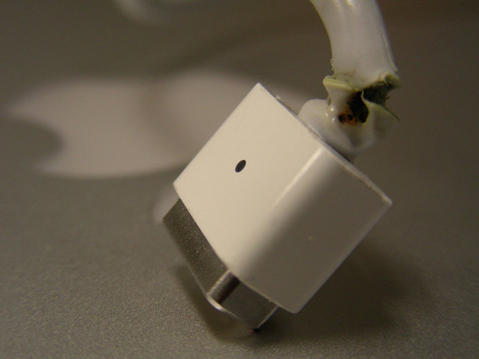 El cargador para MacBook Pro, MagSafe