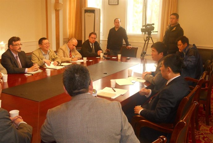 Imagen de la reunión y firma del acuerdo entre la Comunidad Autónoma y el Centro