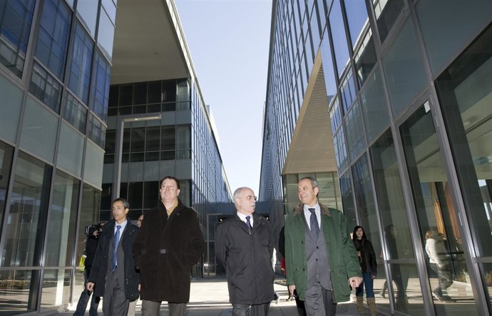 Larraz y Blasco durante la visita al Parque Empresarial en la Expo, en Zaragoza