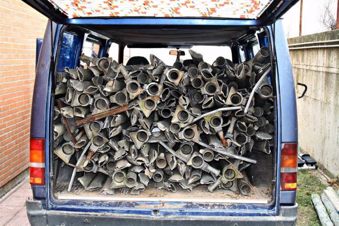 Imagen de la furgoneta donde se encontraron más de 200 tubos para regadío partid