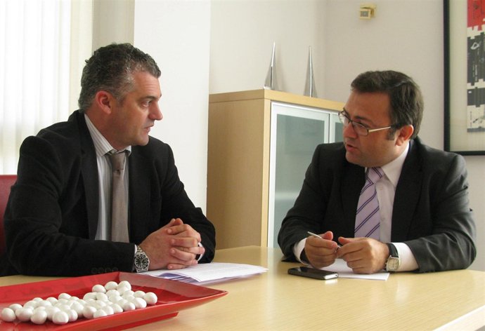 El secretario general del PSOE malagueño, Miguel Ángel Heredia, y su homólogo de