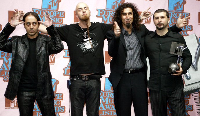 Los miembros del grupo System of a Down recogen un premio MTV en 2005