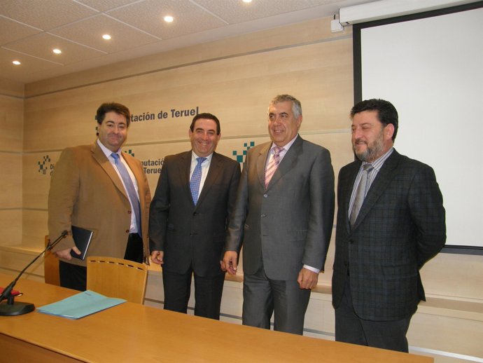 Acto de firma del convenio en la DPT