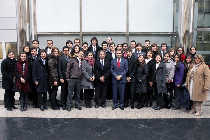 Revilla y Saenz de Miera posan con los alumnos. 