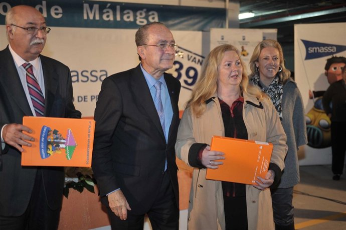 El alcalde de Málaga, Francisco de la Torre, entrega las llaves del aparcamiento