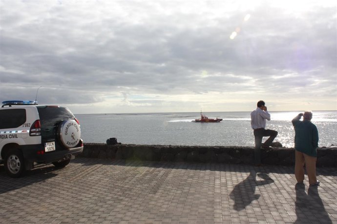 Controlada una mancha en Costa Teguise.