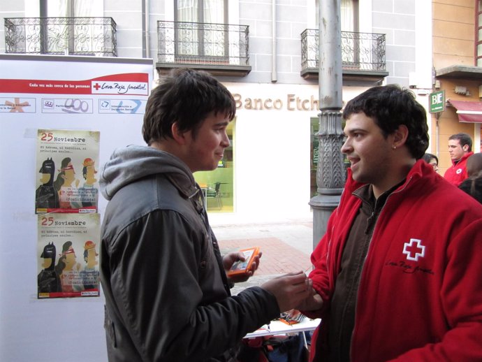 Un voluntario de Cruz Roja durante la acción desarrollada en la Plaza de España