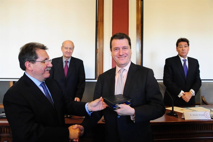 Embajador en Japón con Medalla Real Instituto EU