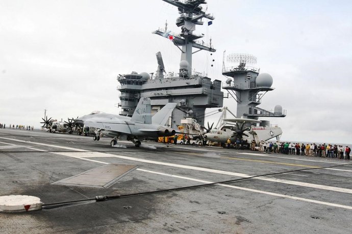 Caza F18 aterrizando en un portaaviones