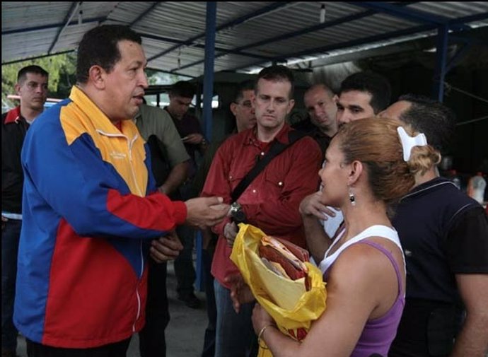 El presidente venezolano, Hugo Chávez, con familias damnificadas por las lluvias
