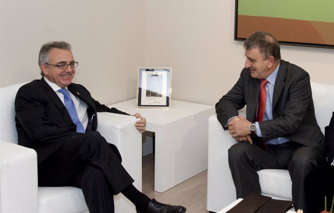 Miguel Sanz, con el presidente de Mondragón Corporación, José María Aldecoa.