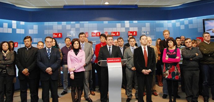 El secretario general del PSN, Roberto Jiménez, acompañado por dirigentes social